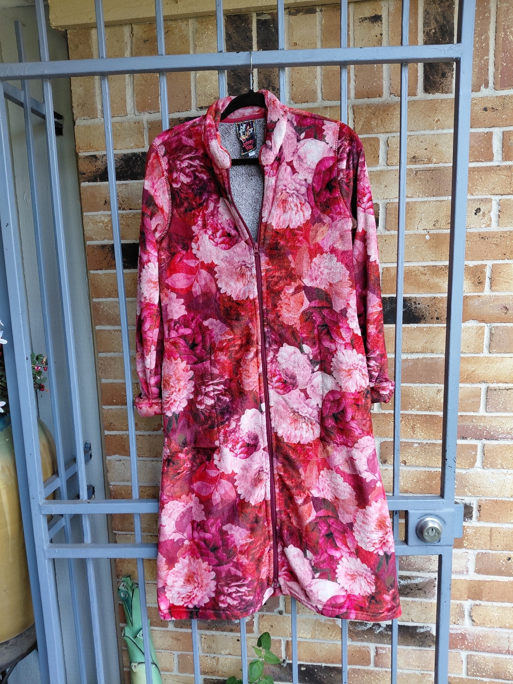 Johnny Was Pink and RedFloral Zip-Front Robe Pockets  Long Sleeve .